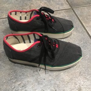 NWOT Toms sneakers. Platform sole. 8.5.